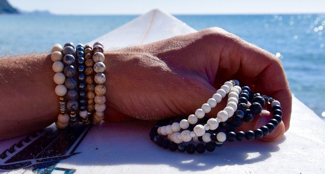 Les bracelets de perles, le bijou masculin tendance !